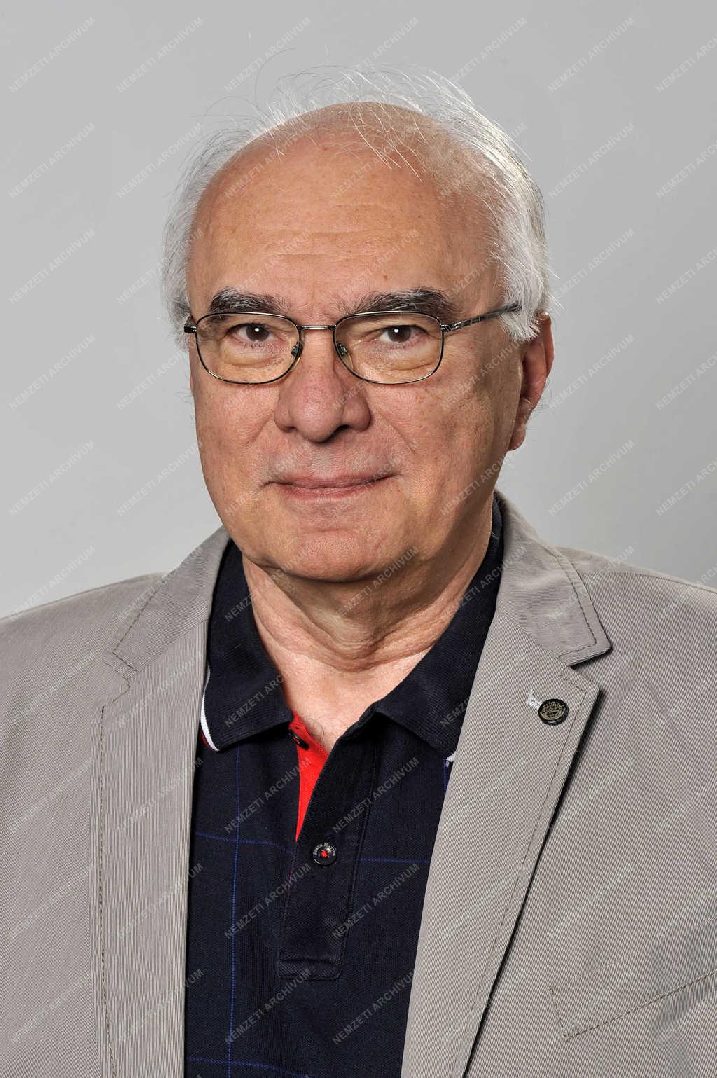 Sajtó - Korbuly Péter rádióbemondó