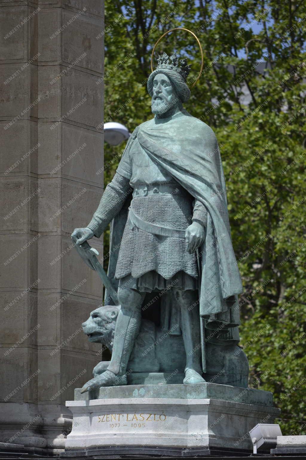 Emlékmű - Szent László szobra