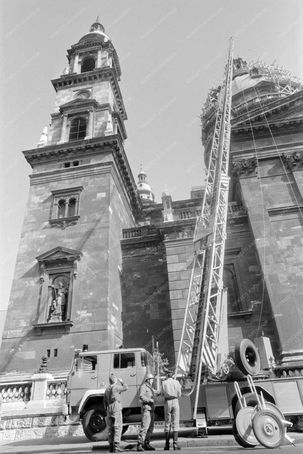 Életkép - Tűzoltási gyakorlat a bazilikánál