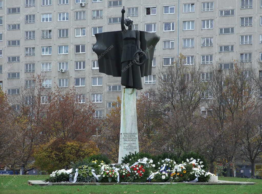 Emlékmű - A Közlekedési balesetek áldozatainak emlékműve