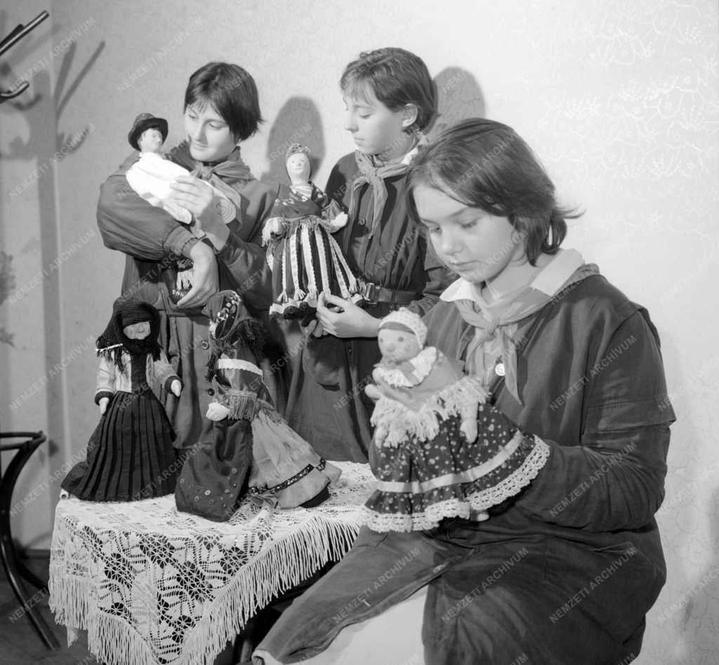 Népművészet - Népművészeti babákat készítő úttörők