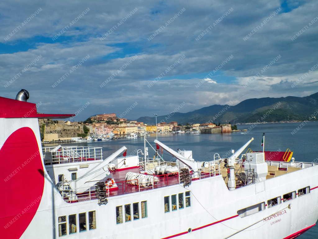 Városkép -  Portoferraio - Komphajó a kikötőben