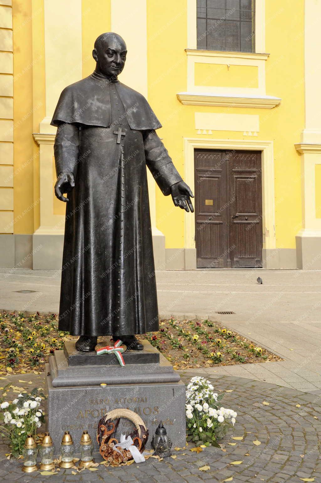 Gyula - Apor Vilmos szobor 