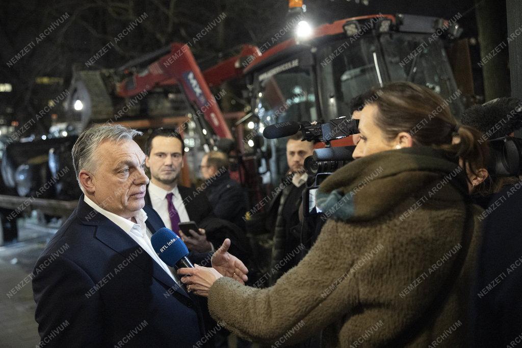 Orbán Viktor Brüsszel belvárosában tüntető gazdákkal találkozott