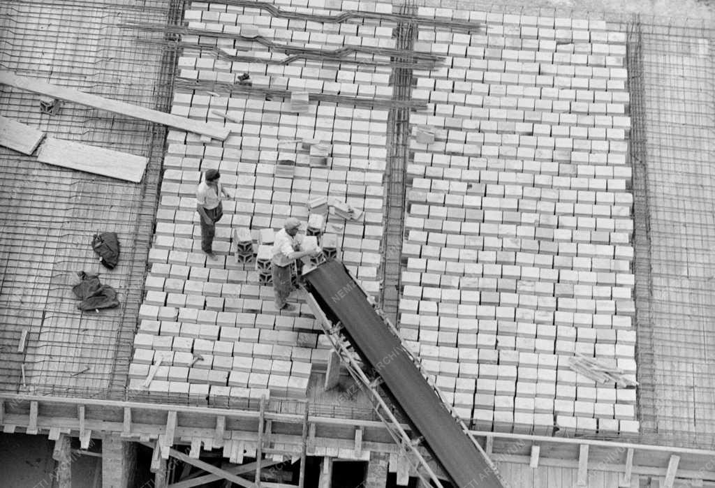 Ipar - Épül a Dunai Cement- és Mészmű Papírzsák Gyára