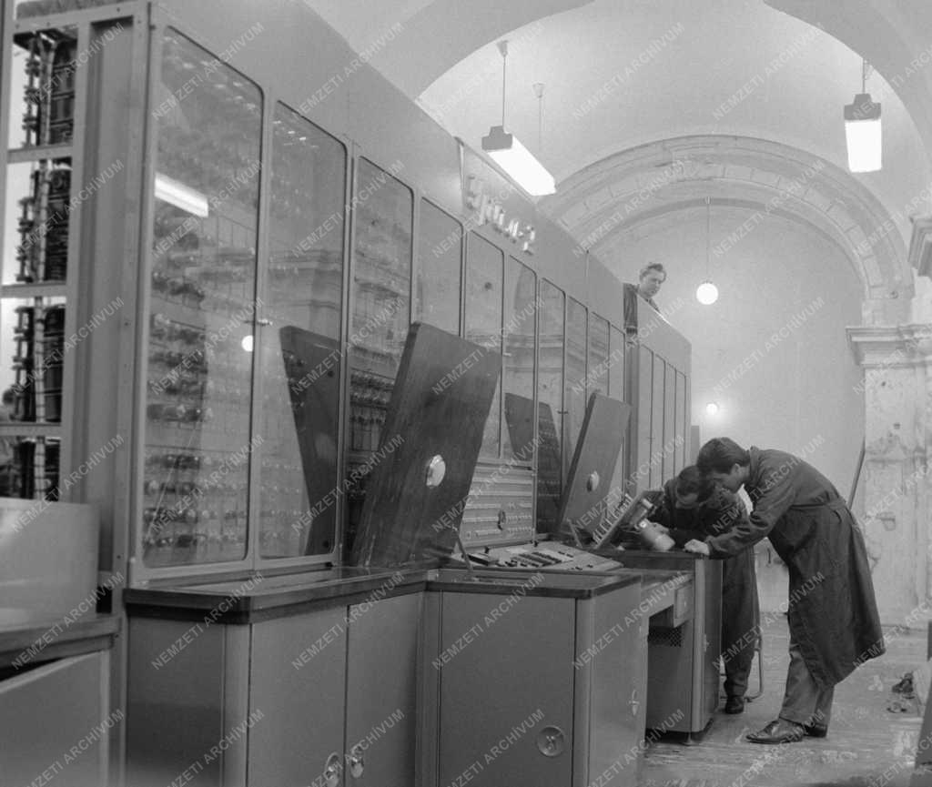Tudomány - Elektronika - Új elektronikus számológépet szerelnek a Magyar Tudományos Akadémia Számítástechnikai Központjában