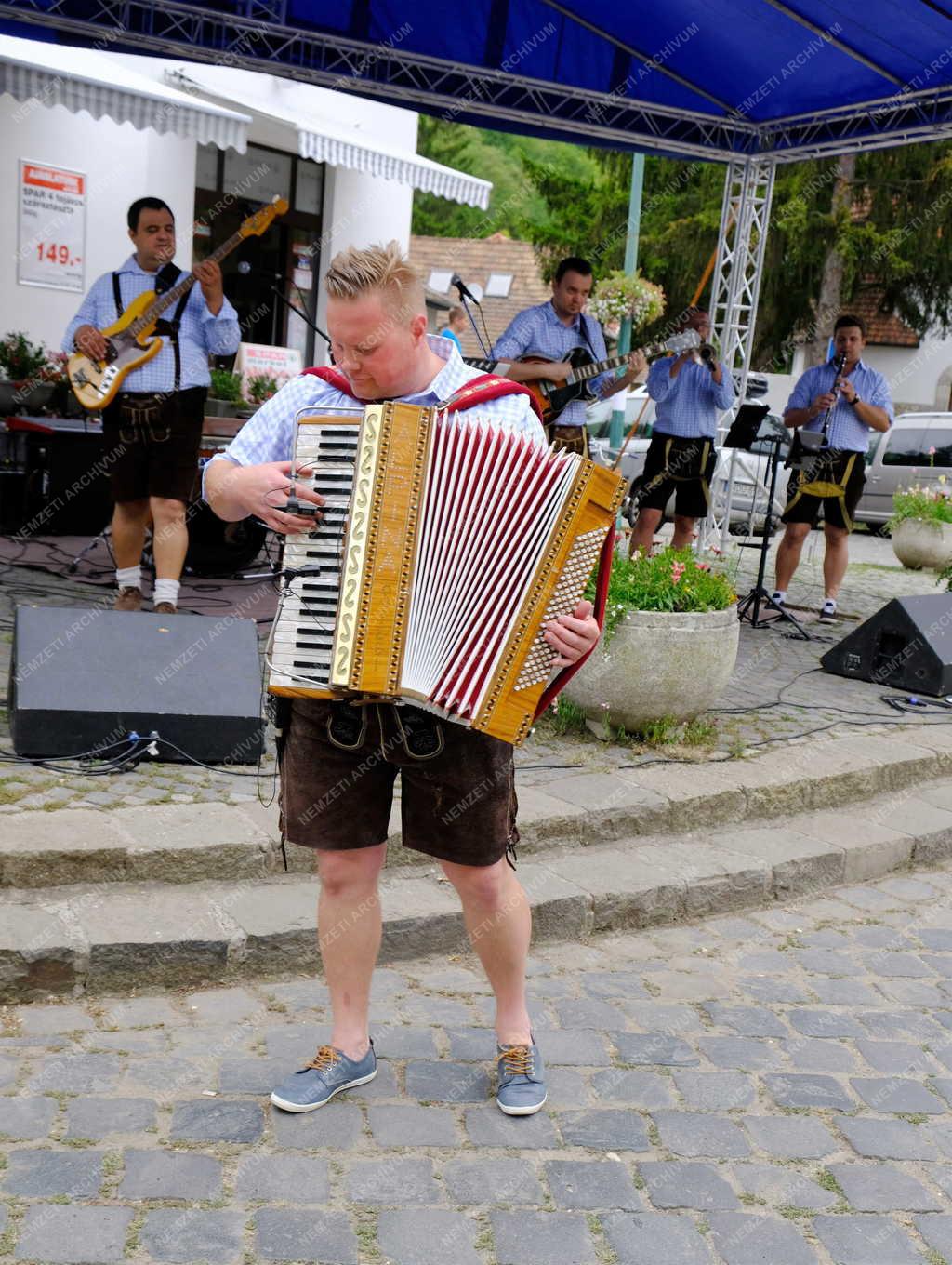 Gasztronómia - Zebegény - Gőzgombóc fesztivál