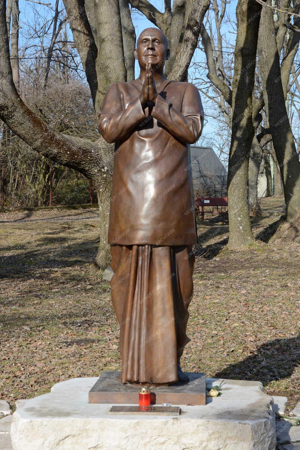 Műalkotás - Pilisszentkereszt - Dobogókő – Sri Chinmoy szobra