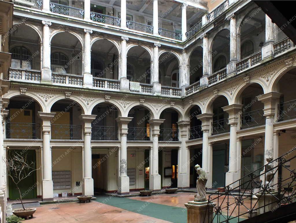 Épület - Budapest - A Wagner-ház udvara