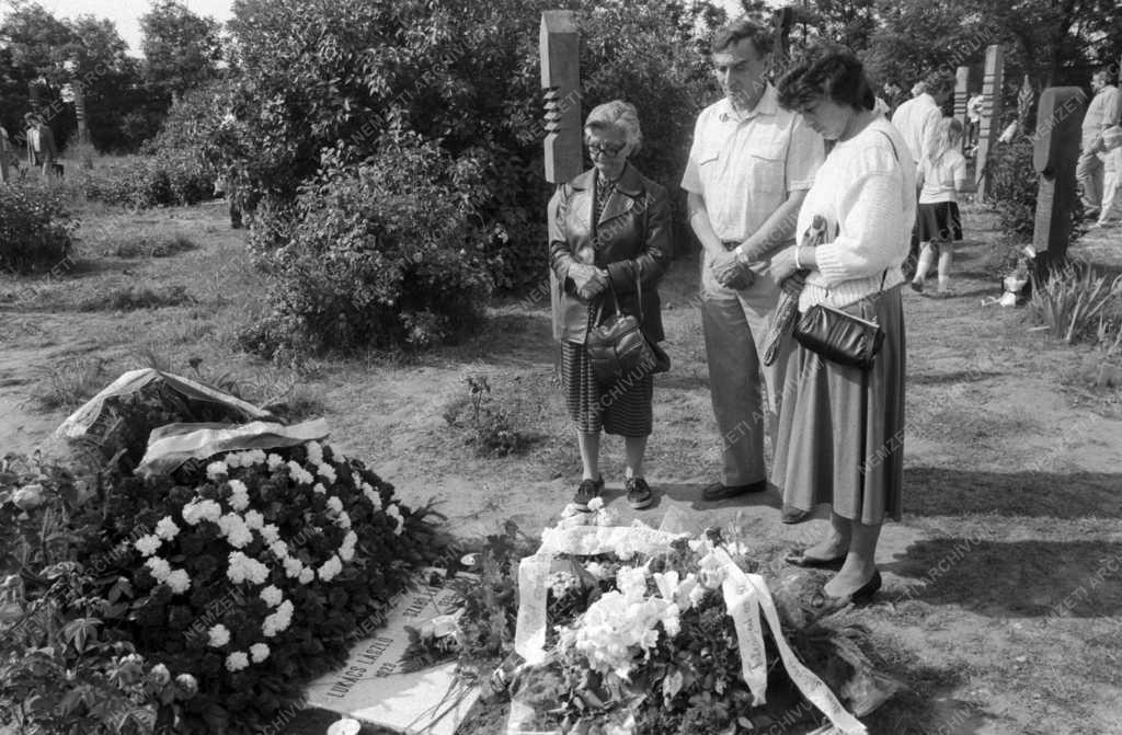 Kegyelet - Tiszteletadás a 301-es parcellánál