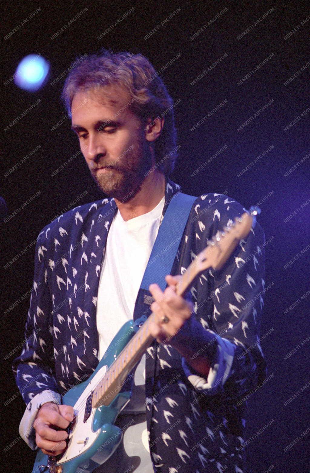 Kultúra - Könnyűzene - Genesis koncert a Népstadionban