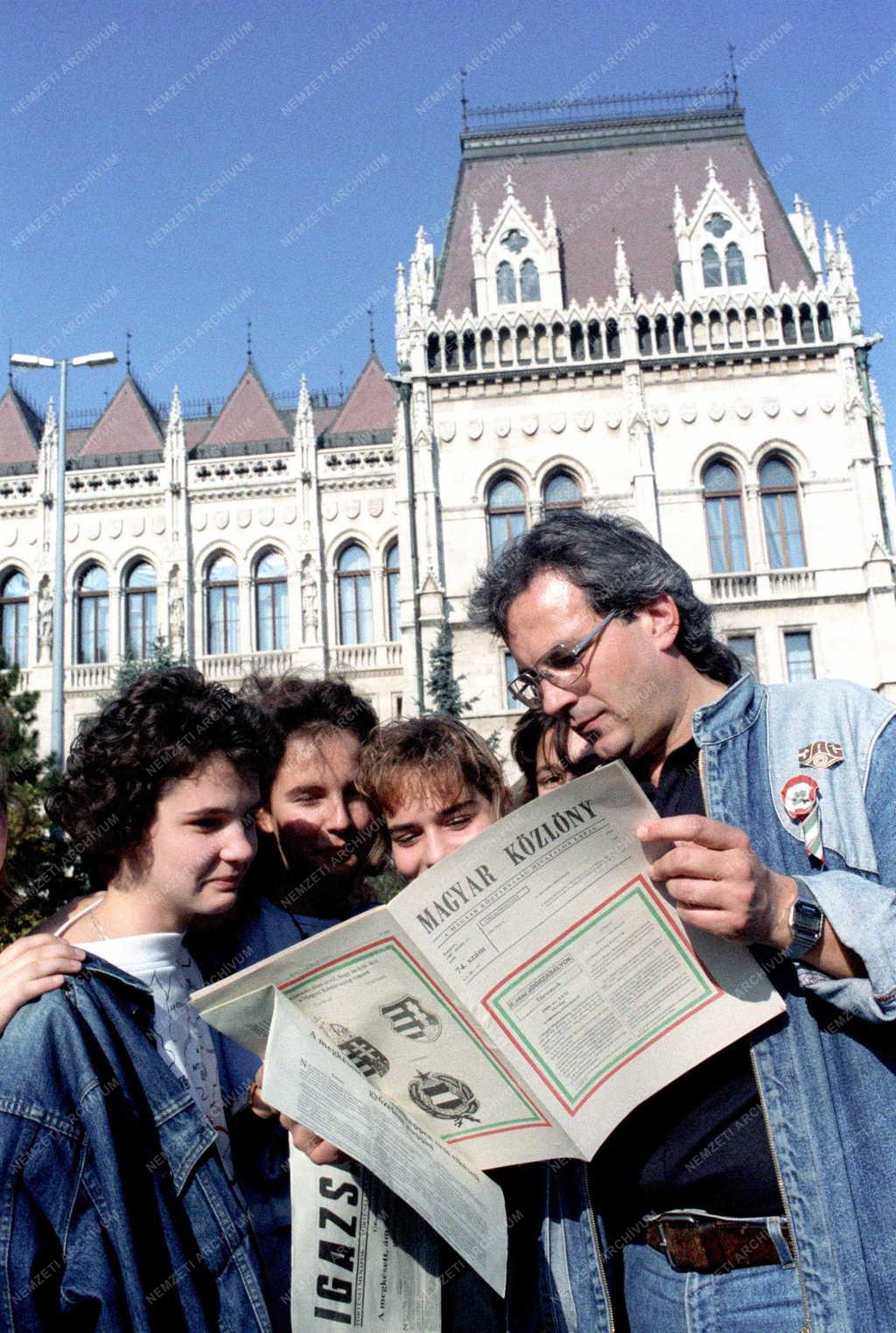 Belpolitika - A köztársaság kikiáltása