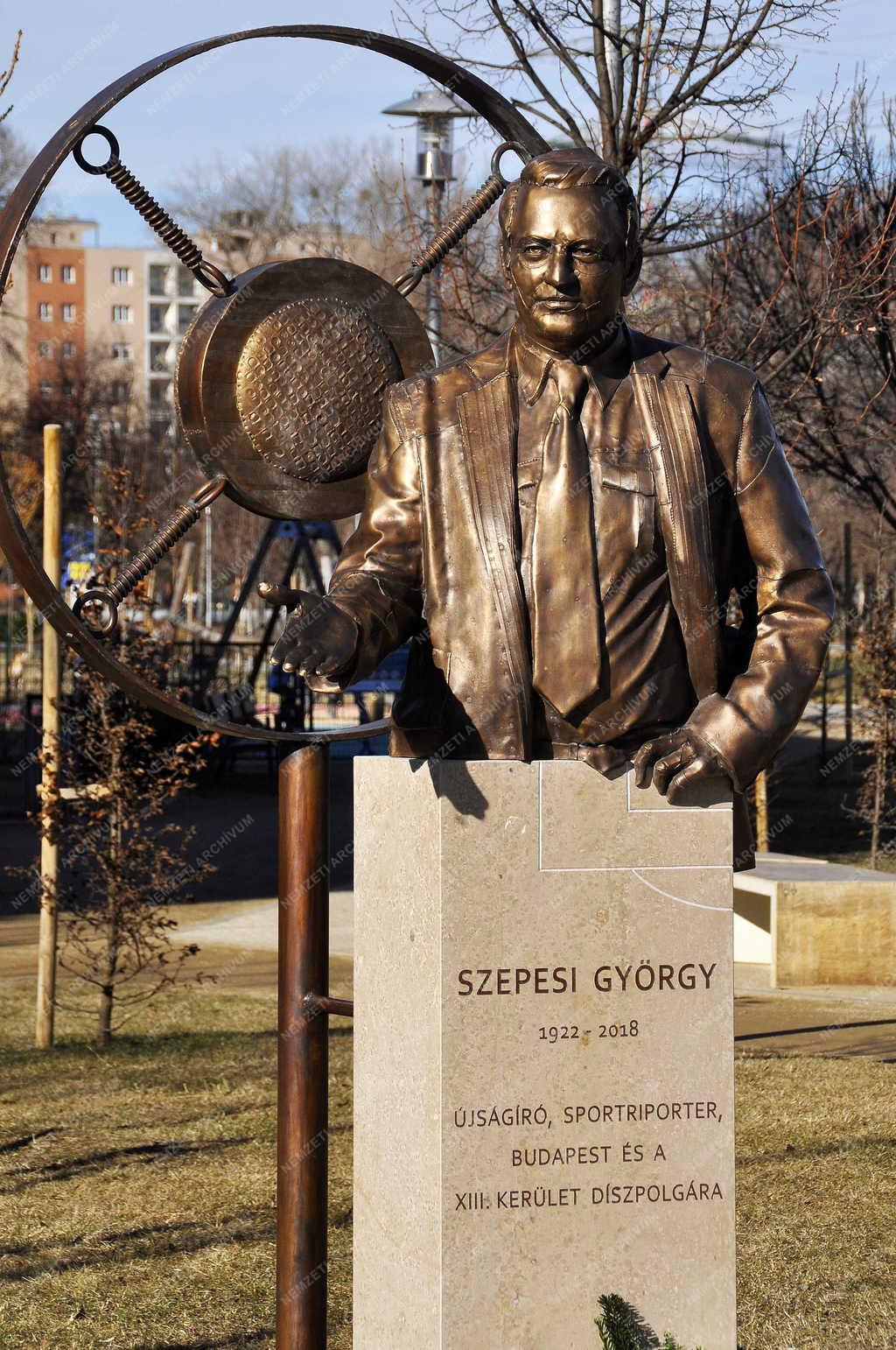 Kultúra - Sajtó - Szepesi György sportriporter szobra Angyalföldön