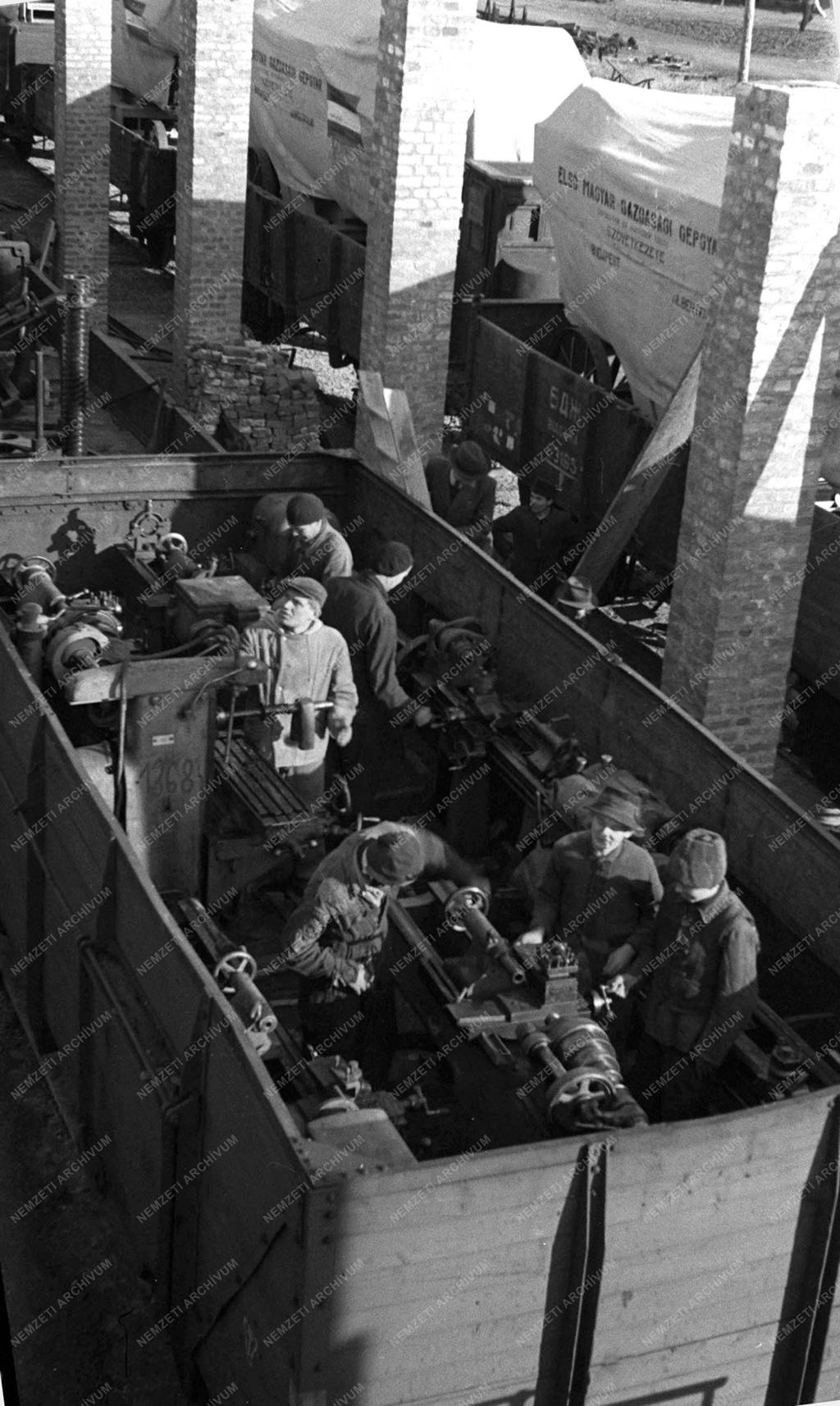 Gazdaság - Újjáépítés - Az EMAG gépei hazaérkeznek 