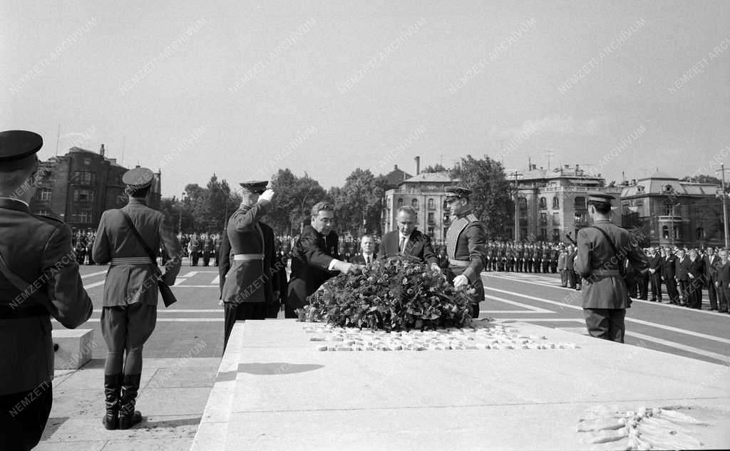 Politika – Ünnepélyes koszorúzás