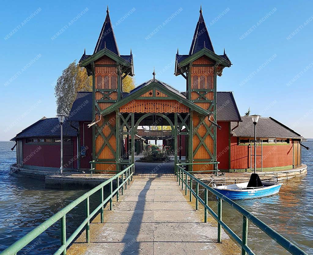 Épület - Keszthely - Szigetfürdő épülete a Balaton vízén