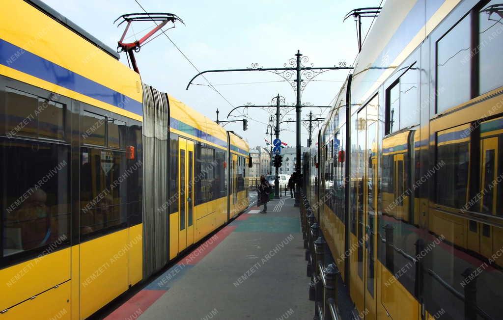 Közlekedés - Combino villamosok a Margit hídon