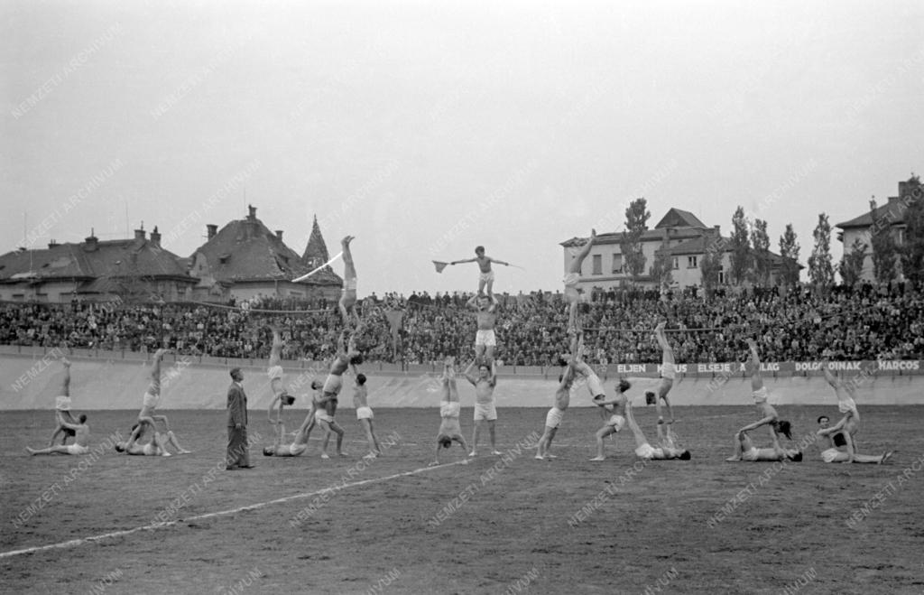 Ünnep - Az első szabad Május 1. - A Millenáris pályán rendezett sportünnepség