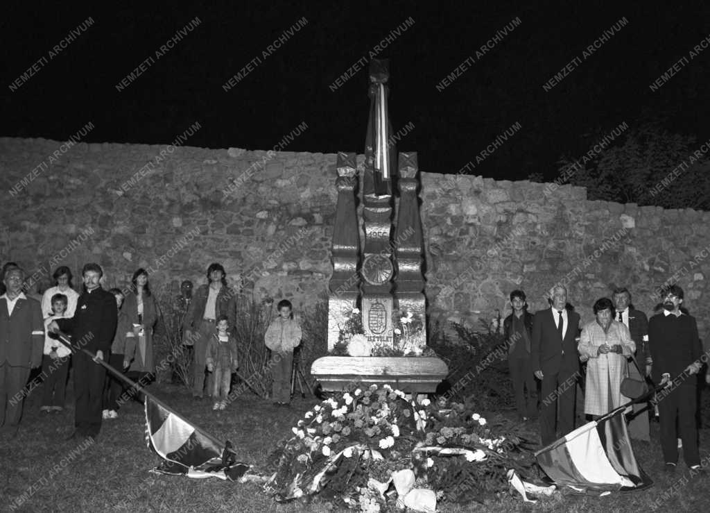 Kopjafa Pécsett 1956 emlékére