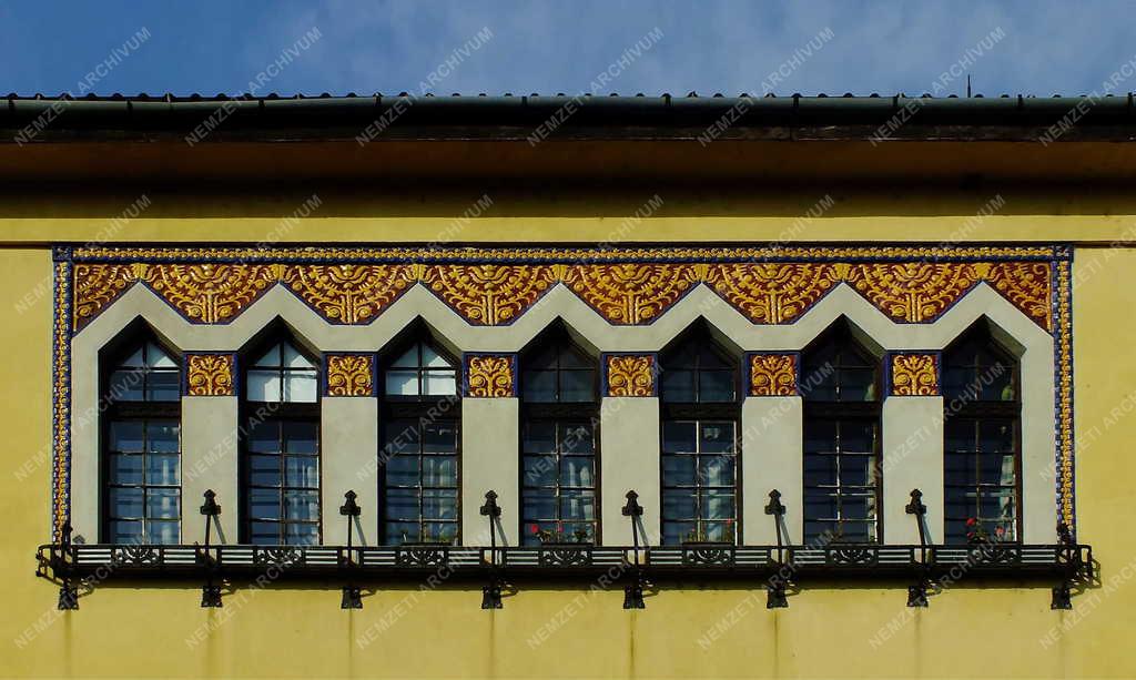 Épület - Nagymaros - A Kittenberger Kálmán iskola díszítése