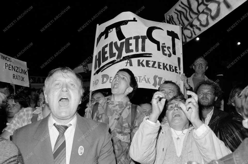 Demonstráció - Demonstráció a Munkásőrség ellen