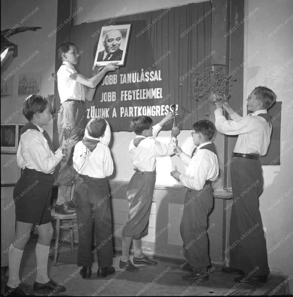 Oktatás - Úttörők az osztálytermet díszítik