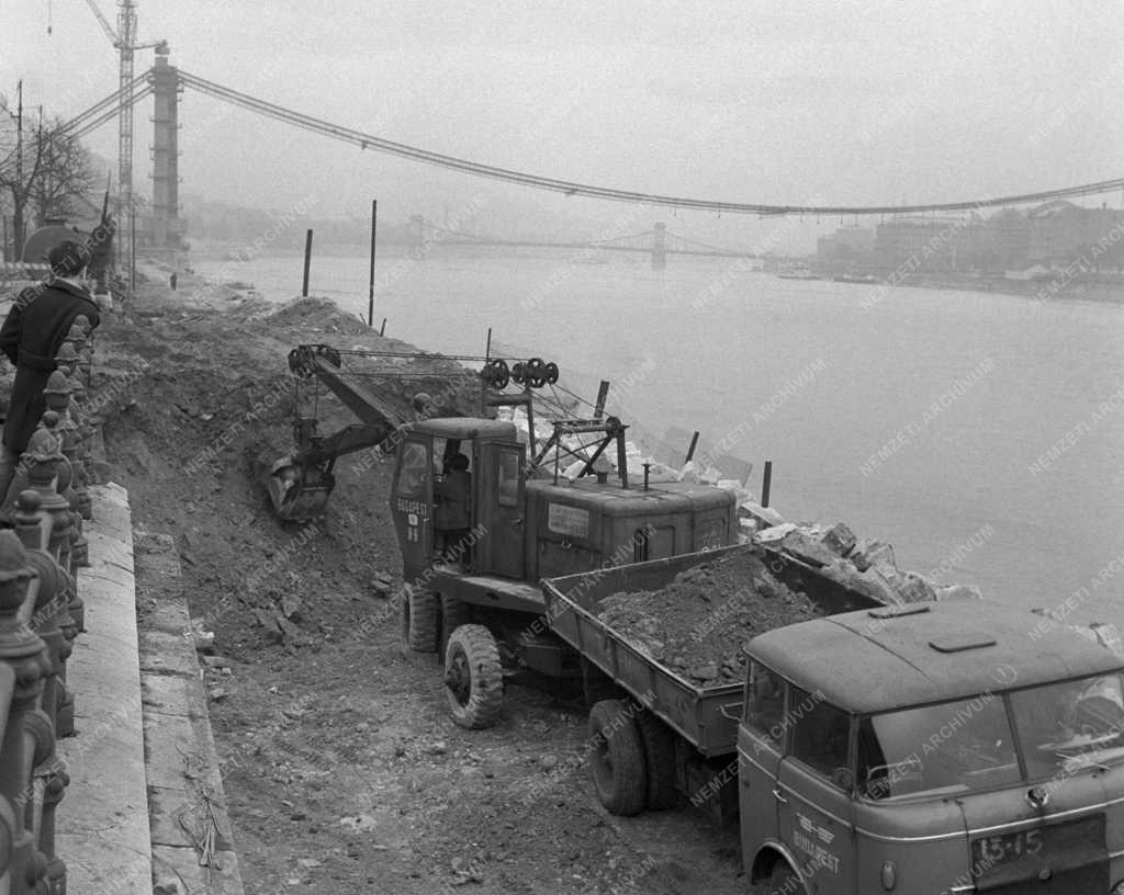 Építőipar - Munkák a budai rakparton