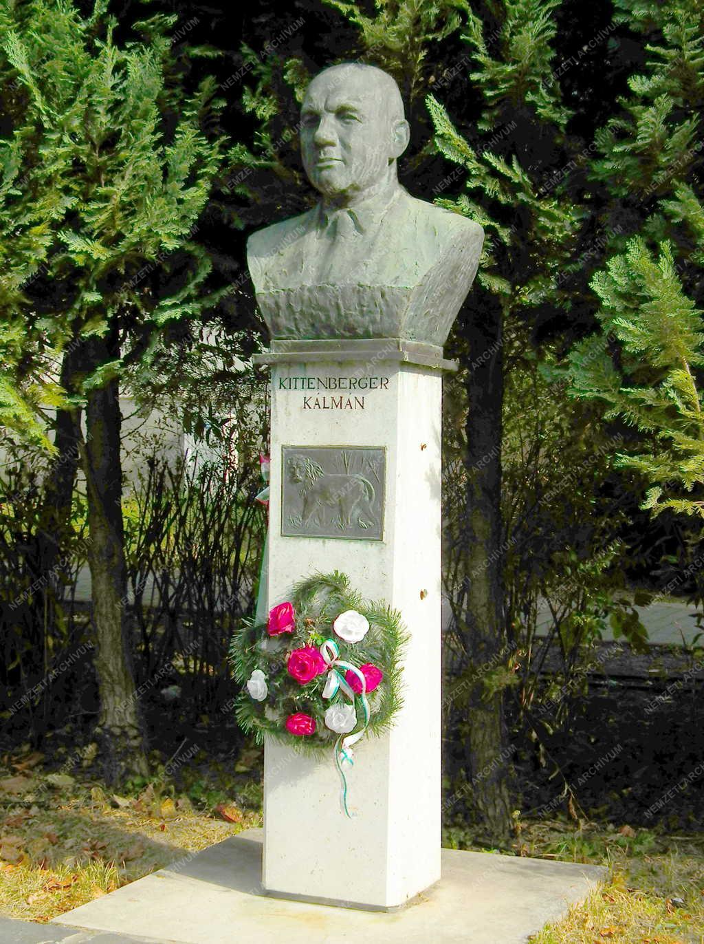 Nagymaros - Köztéri szobor