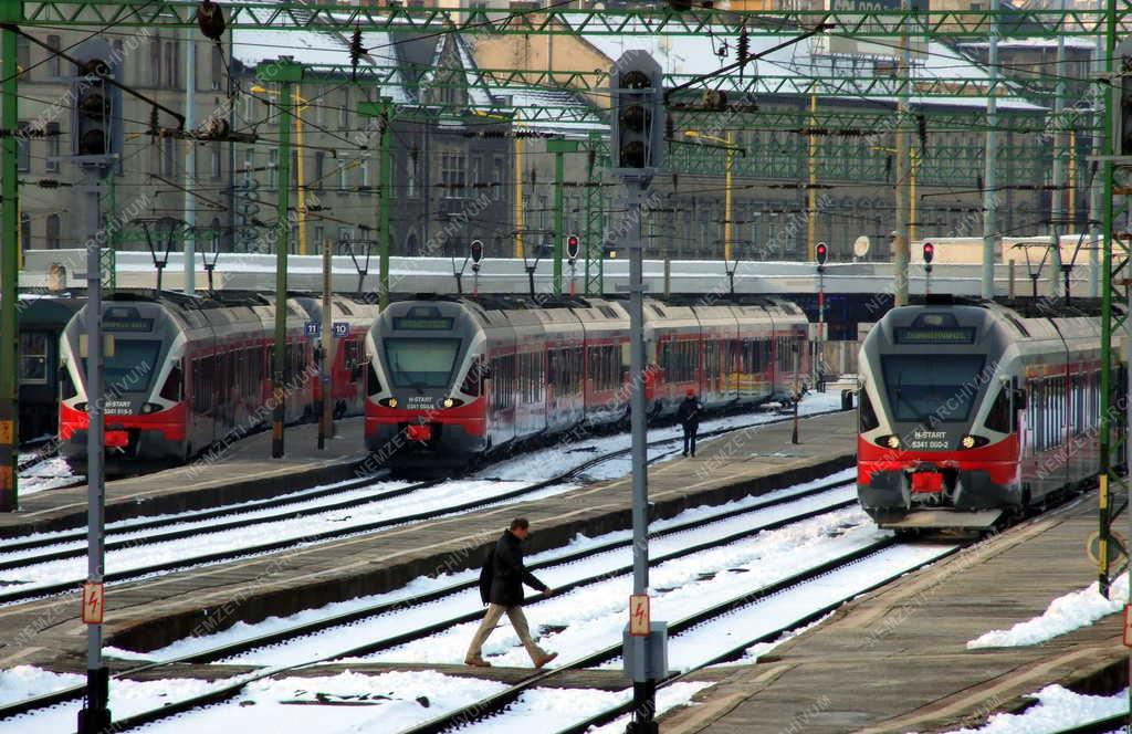 Közlekedés - Vonatok a Déli-pályaudvaron