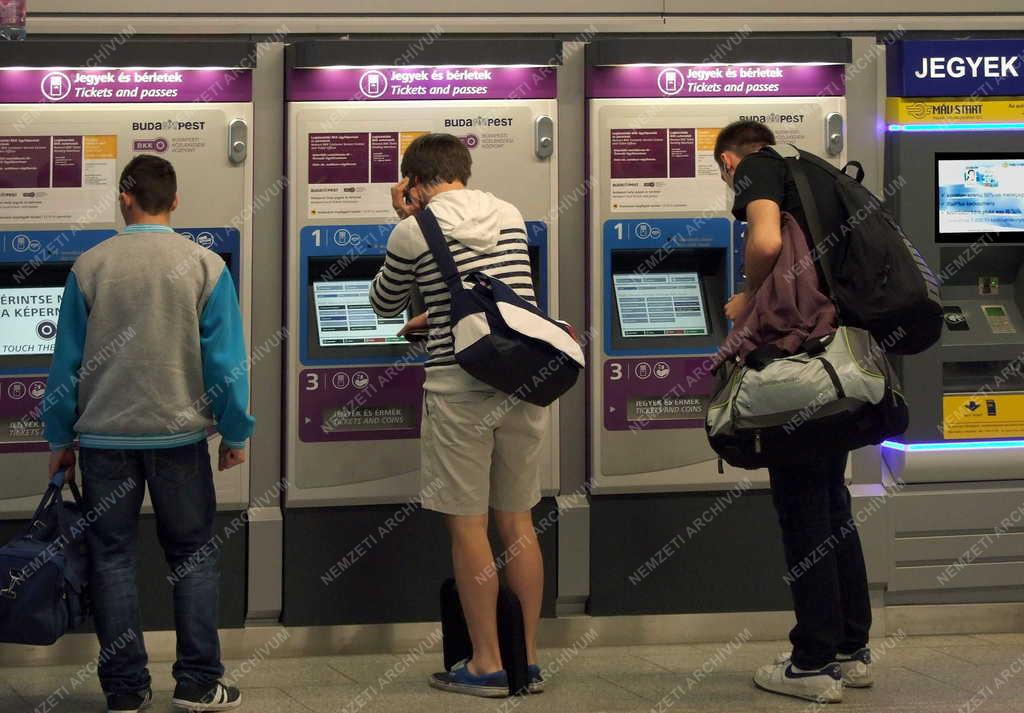 Közlekedés - Budapest - Menetjegy-automaták a pályaudvaron