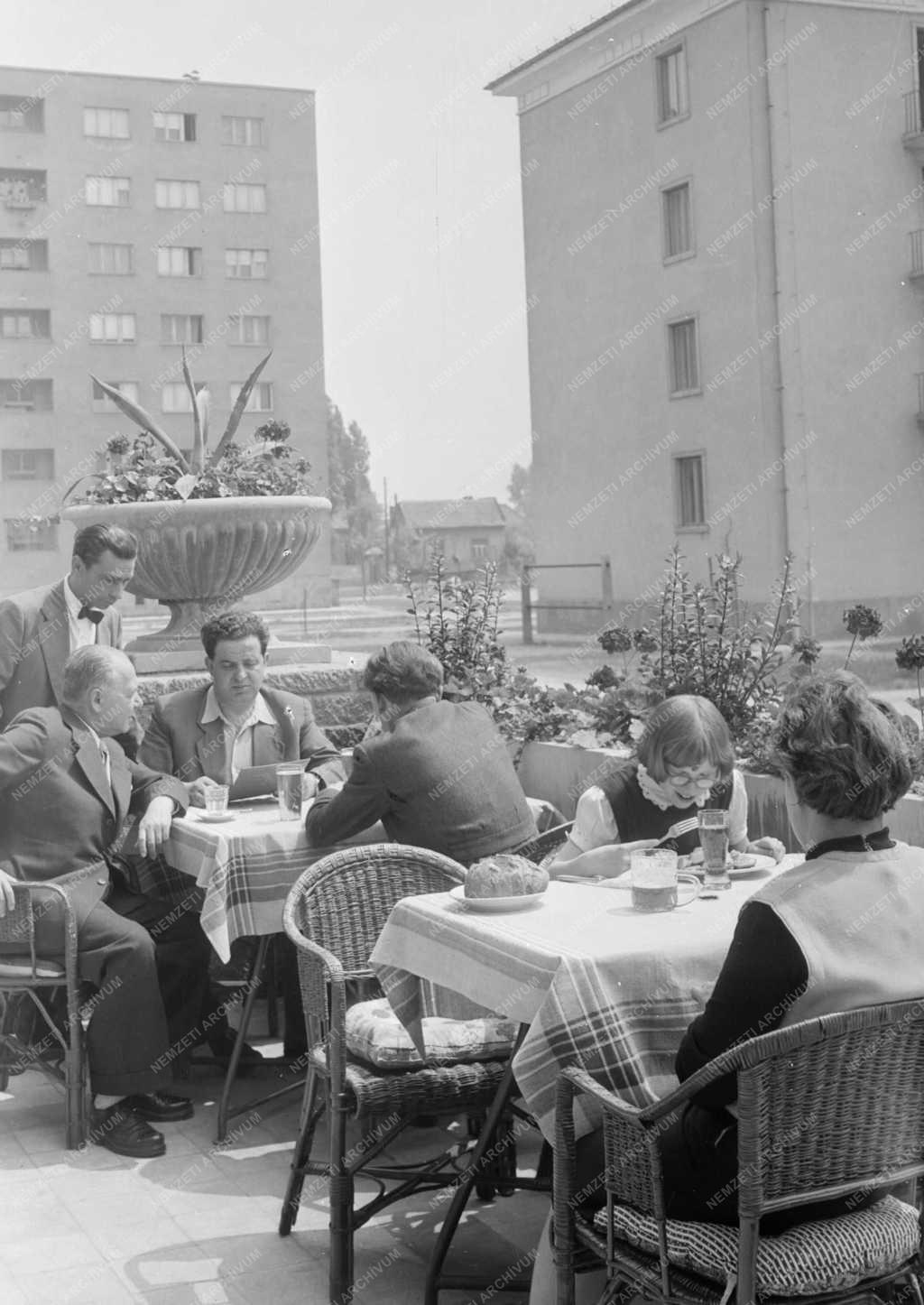Életmód - Képek a Béke úti lakótelep életéből