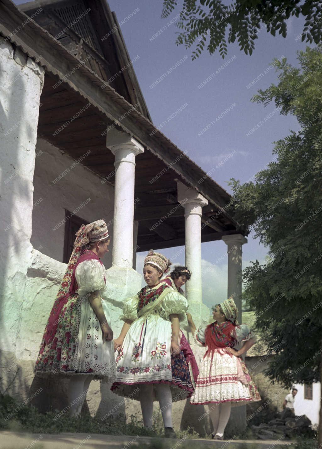 Néphagyomány - Palóc népviselet Hollókőn