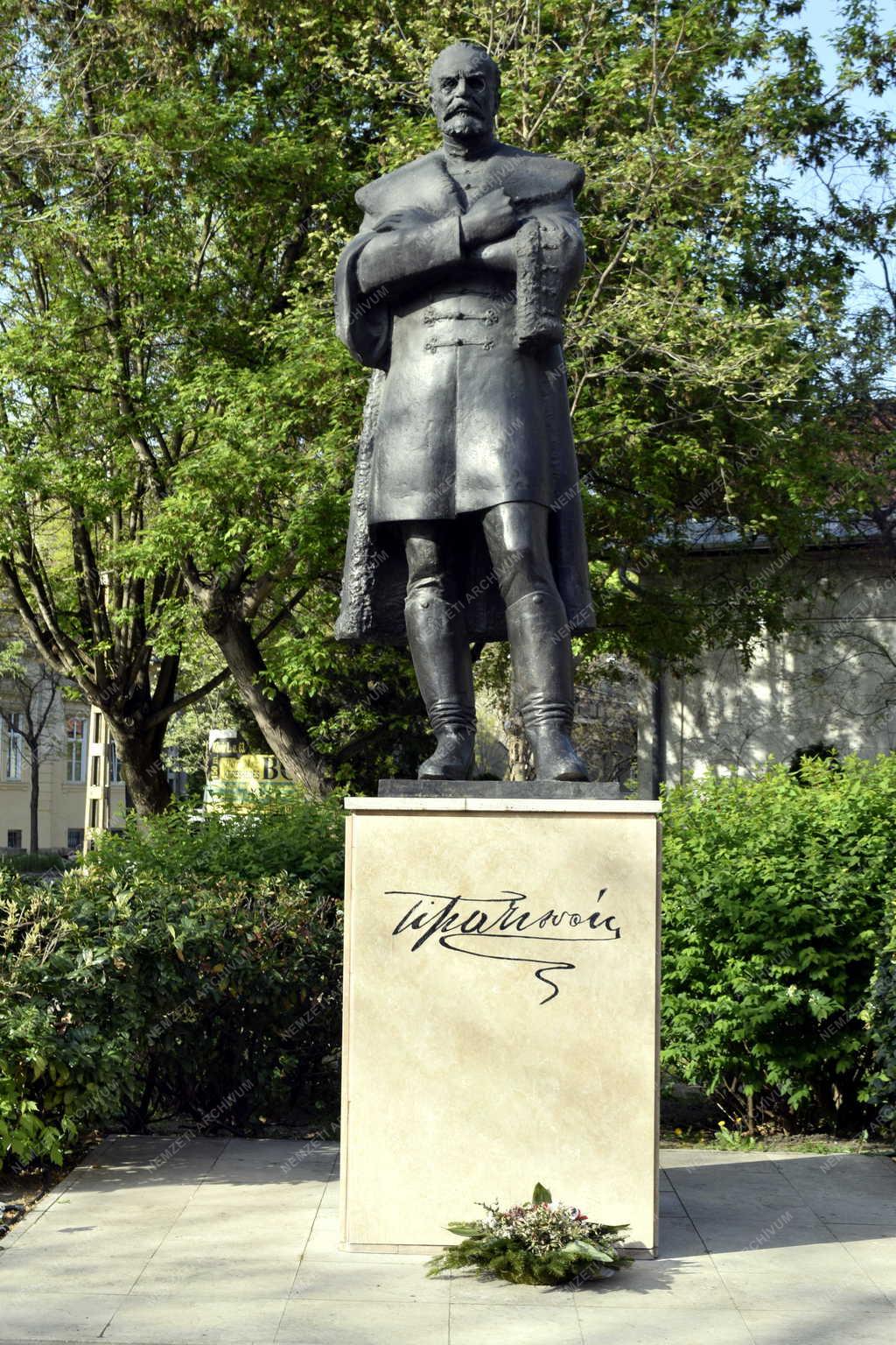 Kultúra - Gróf Tisza István miniszterelnök szobra Zuglóban