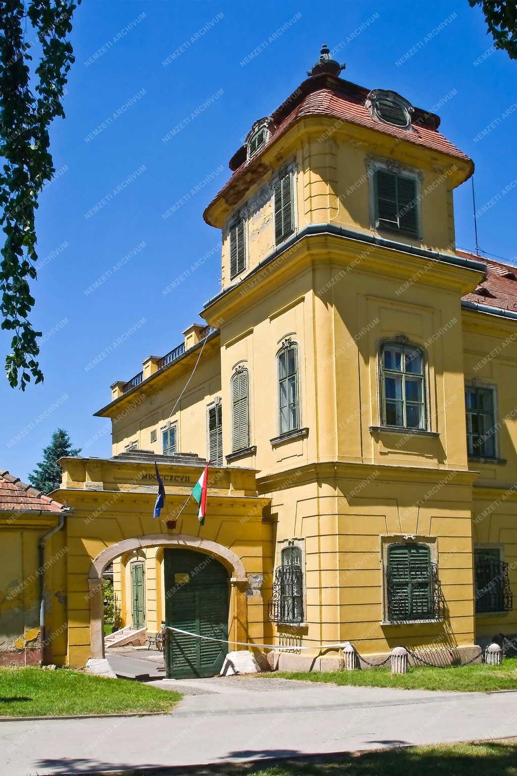 Épület - Tata - Az Esterházy-kastély 