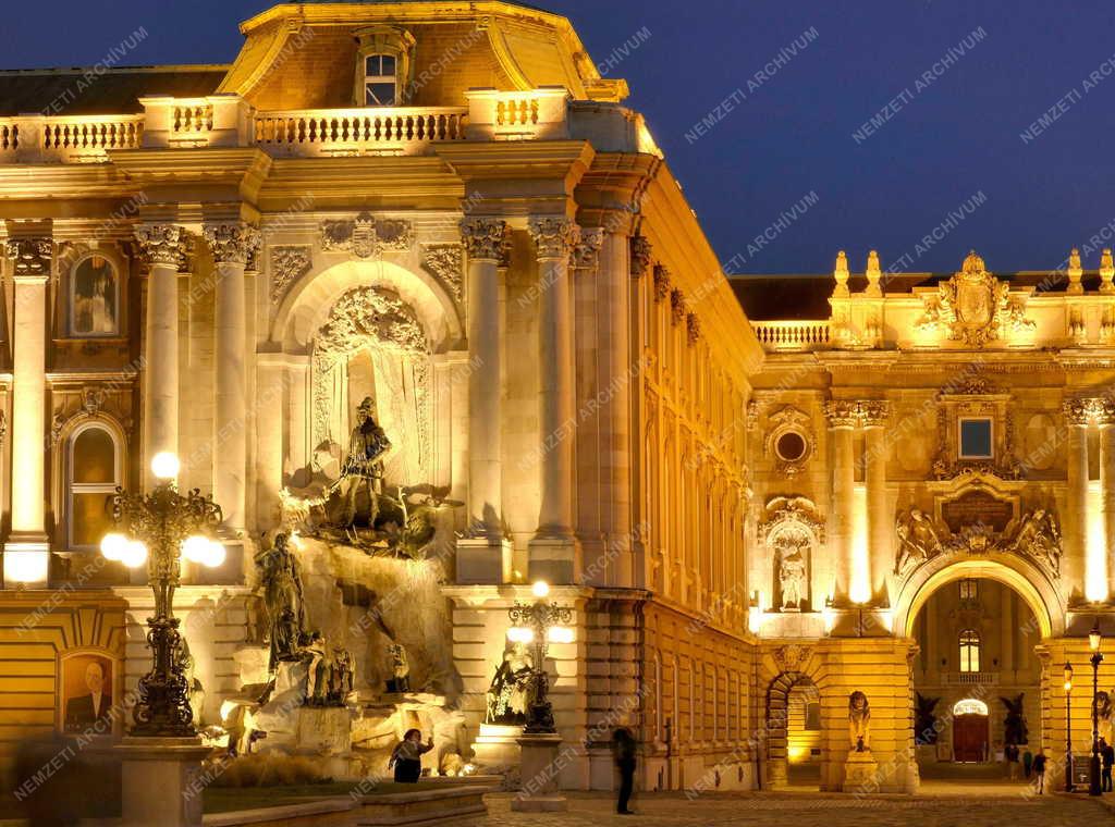 A Budavári Palota esti kivilágításban