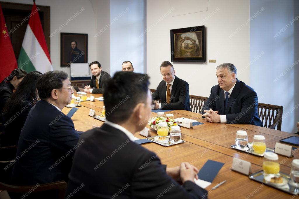 Orbán Viktor a BYD autógyártó vezetőivel tárgyalt