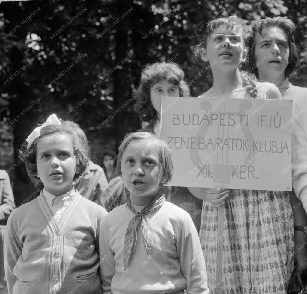 Szabadidő - Zenebarátok kirándulása Martonvásárra