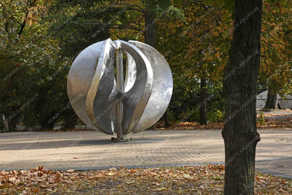 Köztéri szobor - Hajdúszoboszló - Virágmotívum