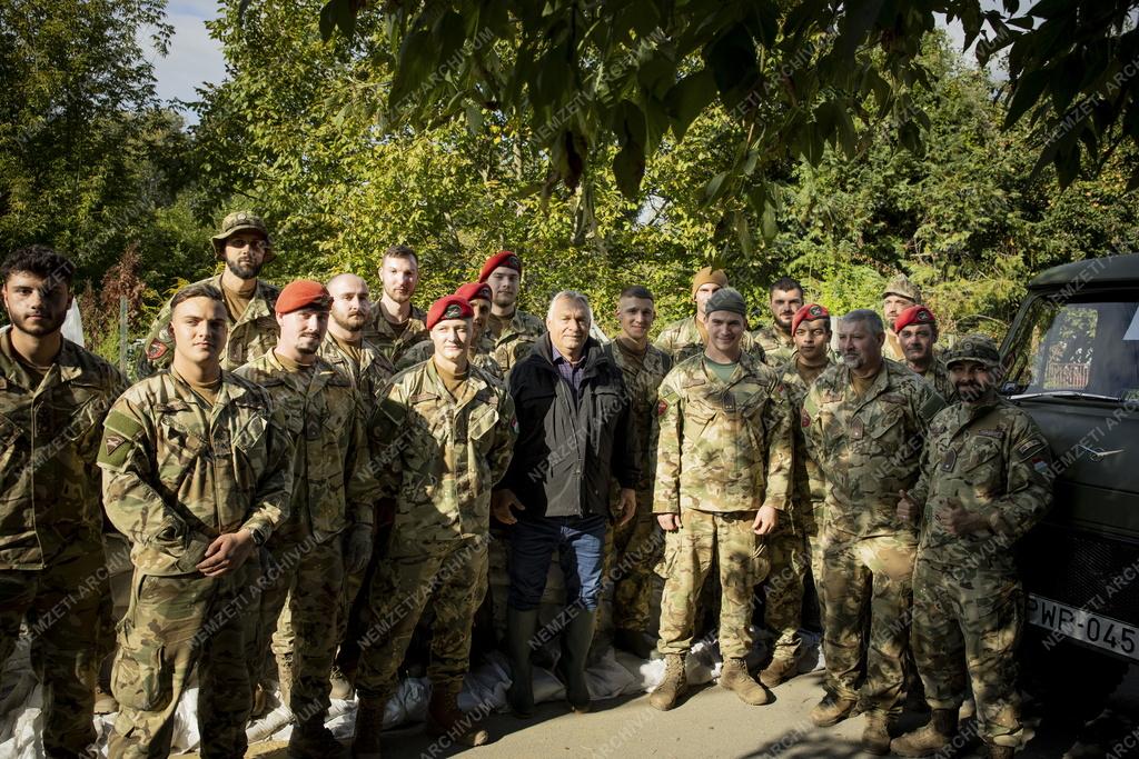 Árvíz - Orbán Viktor ellenőrzést tartott Neszmélyben és Komáromban
