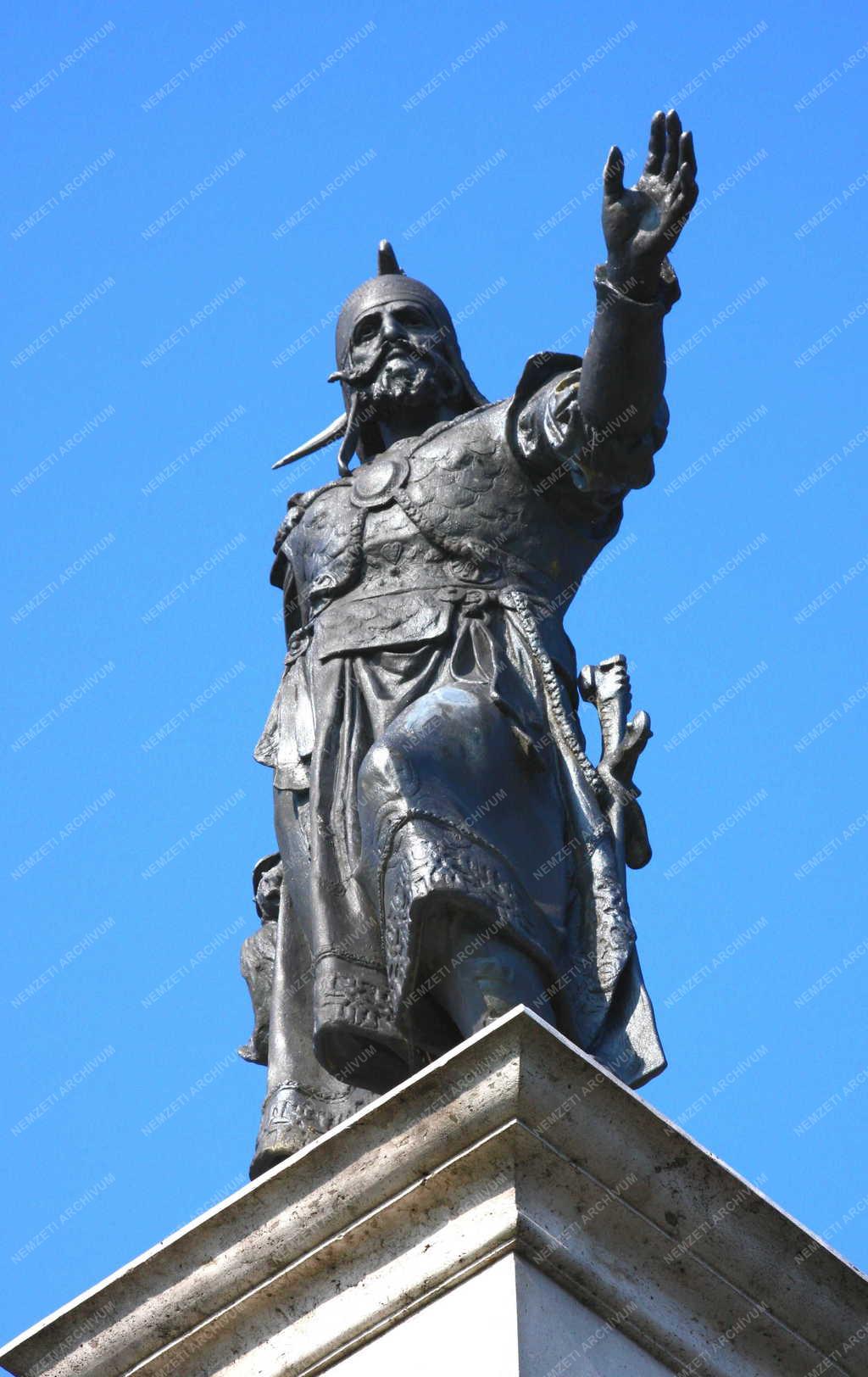 Ráckeve - Árpád-szobor
