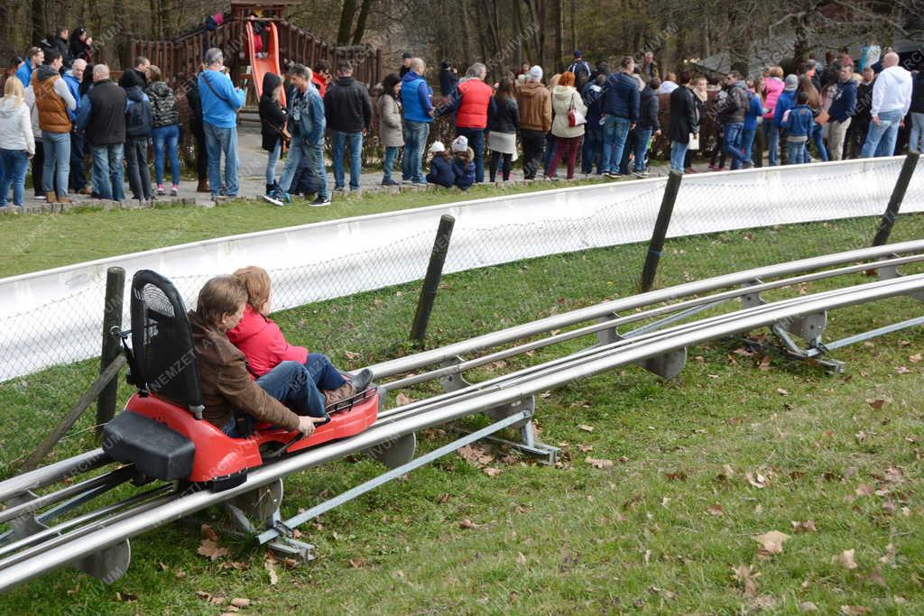 Életkép - Visegrád - Kirándulók a visegrádi bobpályán
