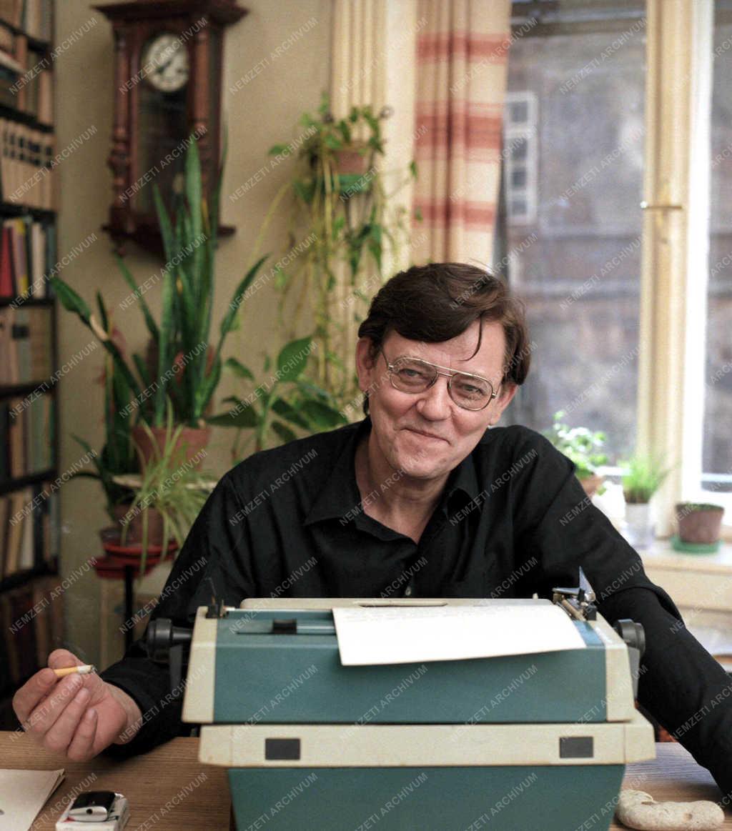 Száraz György író