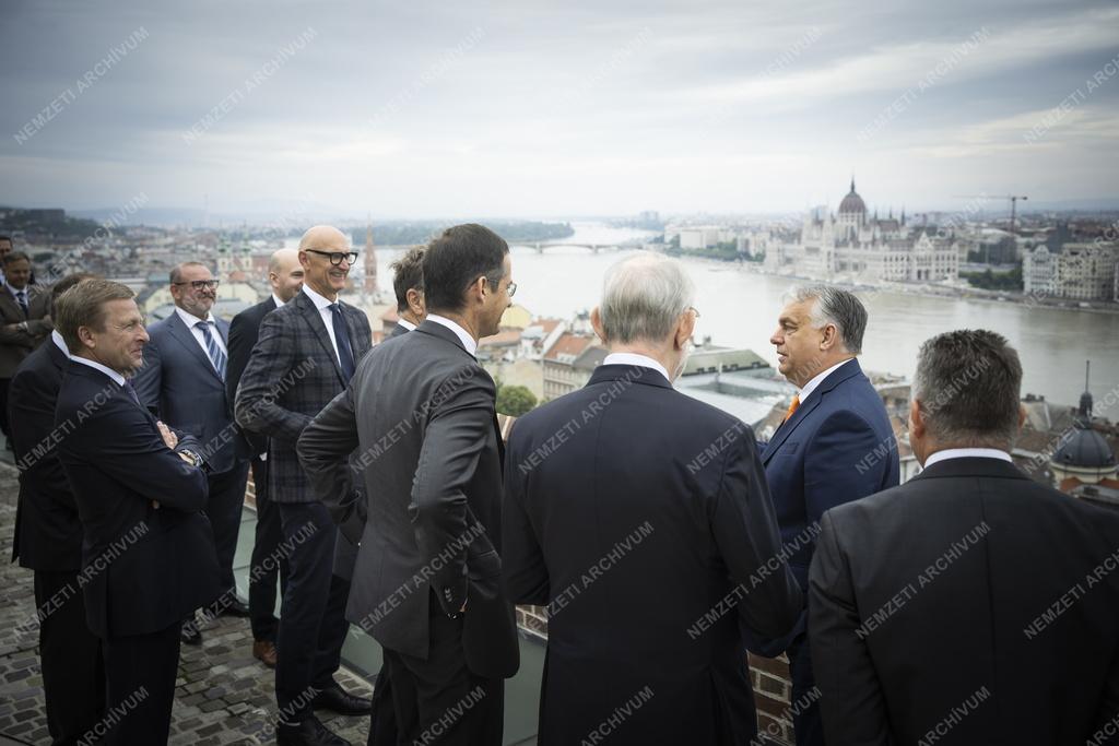 Orbán Viktor a legnagyobb európai iparvállalatok vezetőivel tárgyalt