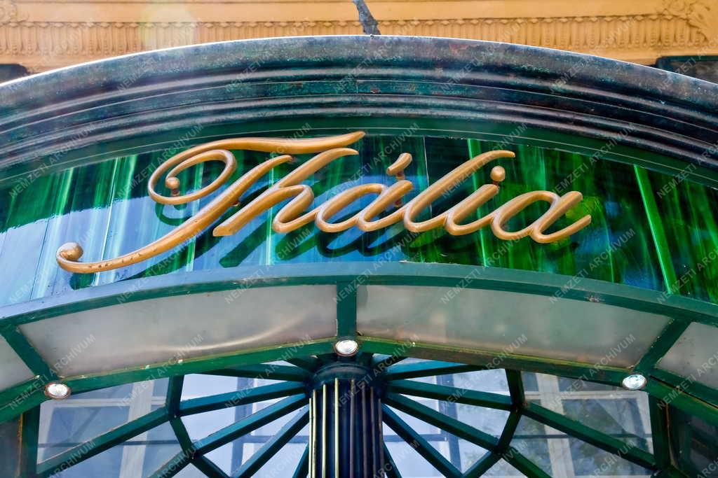 Színház - Budapest - A Thália Színház felirata