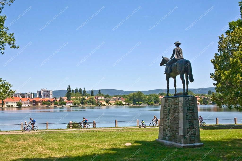 Szabadidő - Tata - Kerékpáros turisták az Öreg-tó partján
