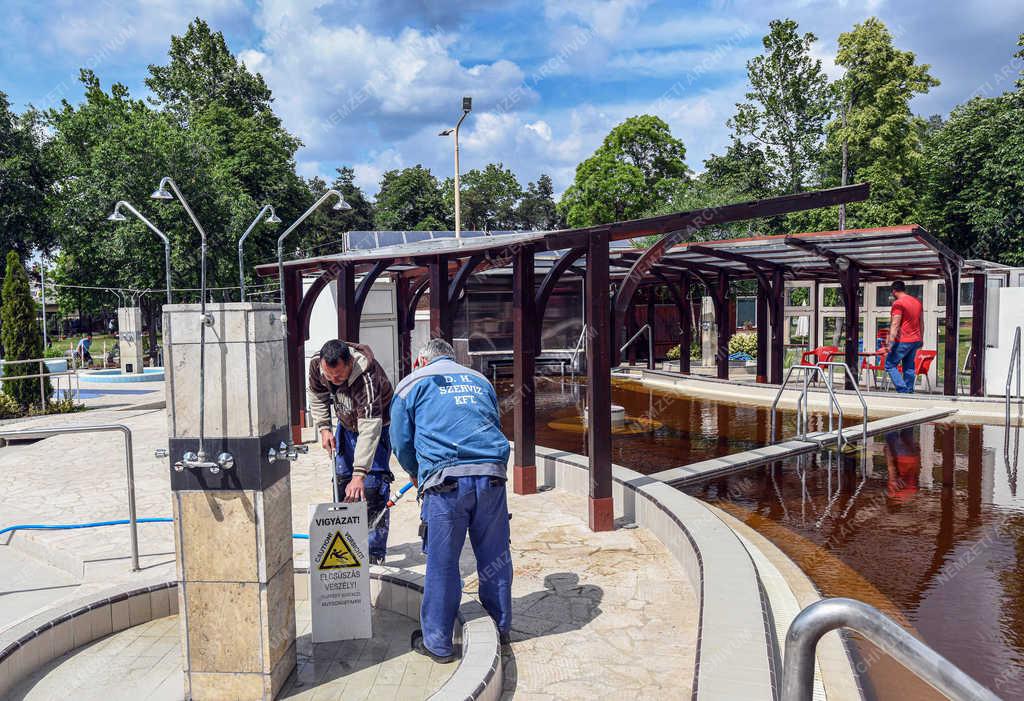 Szabadidő - Debrecen - Strand nyitás előtt