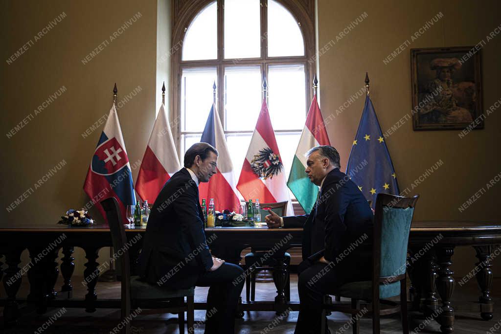 Orbán Viktor a prágai V4-csúcstalálkozón