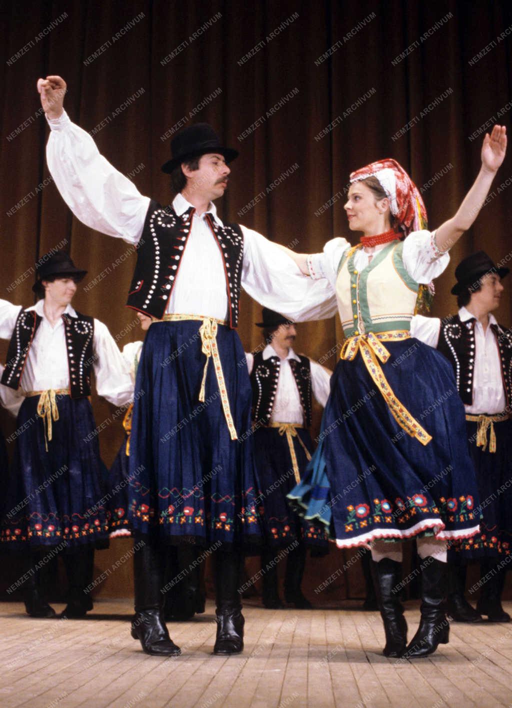 Kultúra - Néptánc - Duna Művészegyüttes