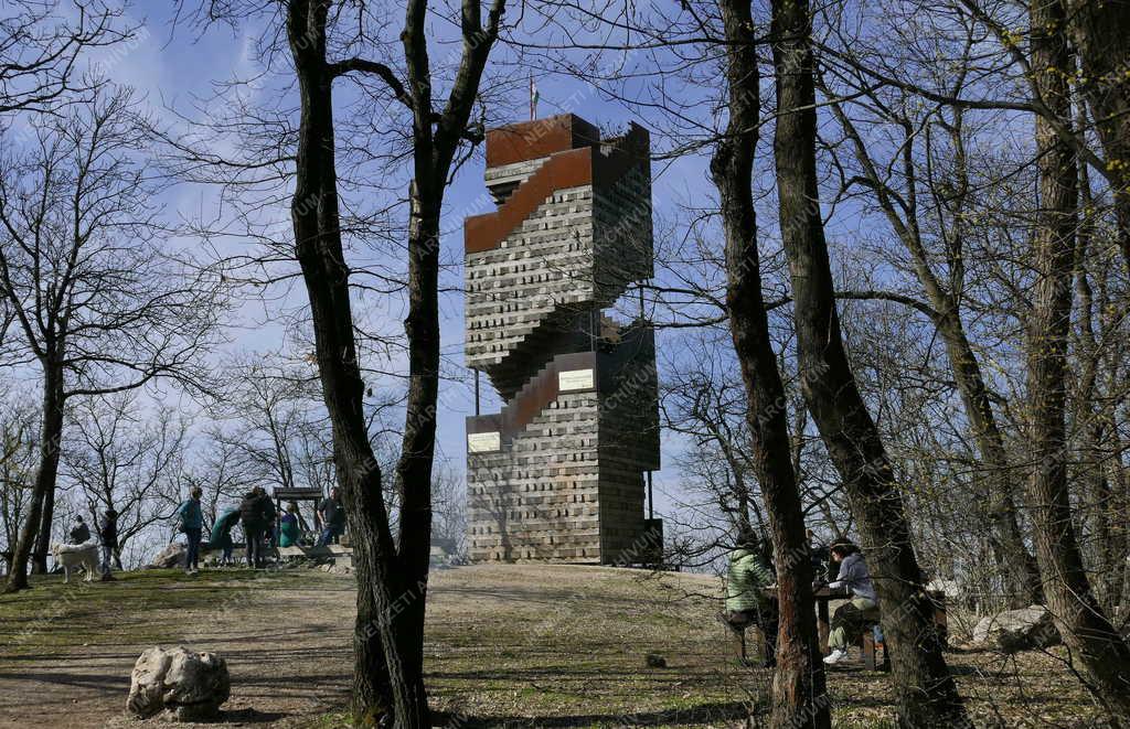 Turizmus - Piliscsaba - Kilátó a Nagy-Kopasz-hegy csúcsán