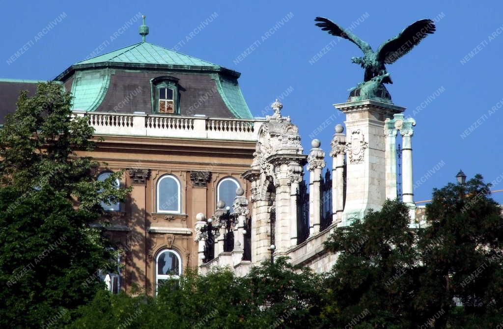 Városkép - Köztéri szobor - A budavári Turul-szobor